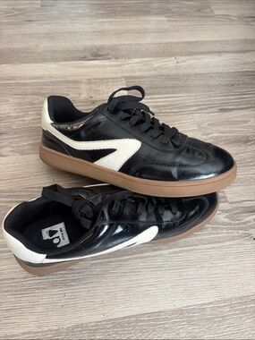 Women’s Black and White Low-Top Sneakers